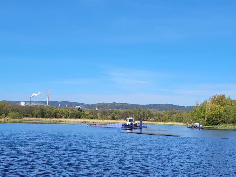 Na dočišťovací nádrži u Vřesové pracuje sací bagr