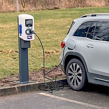 Nová nabíjecí stanici elektromobilů u golfu